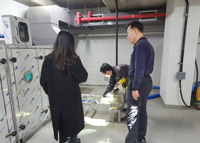 경기 성남시 관계자들이 수정구 신흥2동의 한 아파트 정화조 악취정화시설을 점검하고 있다. 성남시청 제공