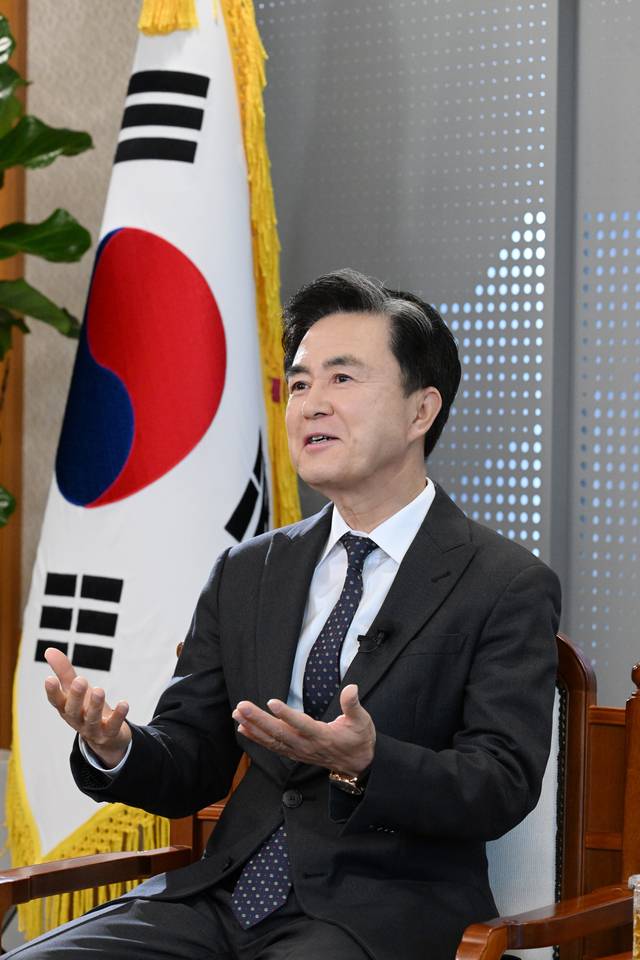 김태흠 충남지사가 충남 홍성군 홍성읍 충남도청 집무실에서 언론의 질문에 답하고 있다.   충남도청 제공