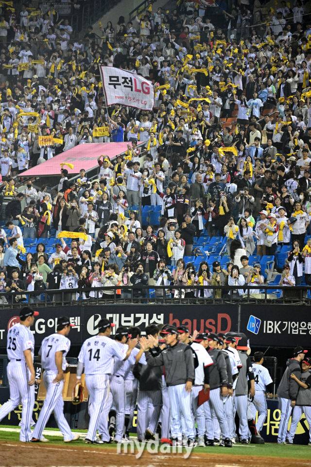 2025년 5월 15일 오후 서울 잠실구장에서 진행된 '2025 신한 SOL뱅크 KBO 리그' 키움 히어로즈와 LG 트윈스의 경기.LG 팬들이 6-2로 승리한 뒤 기뻐하고 있다./잠실=유진형 기자