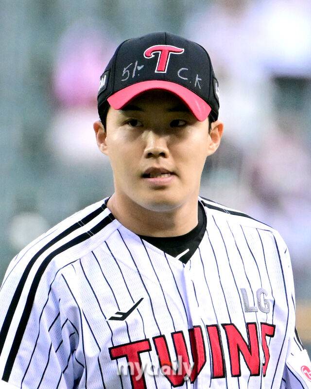 2025년 5월 15일 오후 서울 잠실구장에서 진행된 '2025 신한 SOL뱅크 KBO 리그' 키움 히어로즈와 LG 트윈스의 경기.LG 선발투수 임찬규가 5회초 투구를 마친 뒤 더그아웃으로 들어가고 있다./잠실=유진형 기자