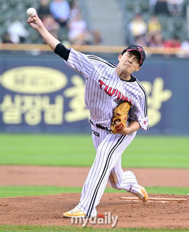 2025년 5월 15일 오후 서울 잠실구장에서 진행된 '2025 신한 SOL뱅크 KBO 리그' 키움 히어로즈와 LG 트윈스의 경기.LG 선발투수 임찬규가 역투하고 있다./잠실=유진형 기자