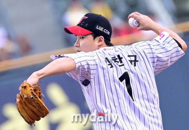 2025년 5월 15일 오후 서울 잠실구장에서 진행된 '2025 신한 SOL뱅크 KBO 리그' 키움 히어로즈와 LG 트윈스의 경기.LG 선발투수 임찬규가 역투하고 있다./잠실=유진형 기자