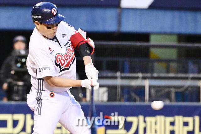 30일 오후 서울 잠실구장에서 진행된 '2025 신한 SOL뱅크 KBO 리그' KT-두산의 경기. 두산 양의지가 3회말 2사 1,2루에서 1타점 2루타를 때리고 있다./마이데일리
