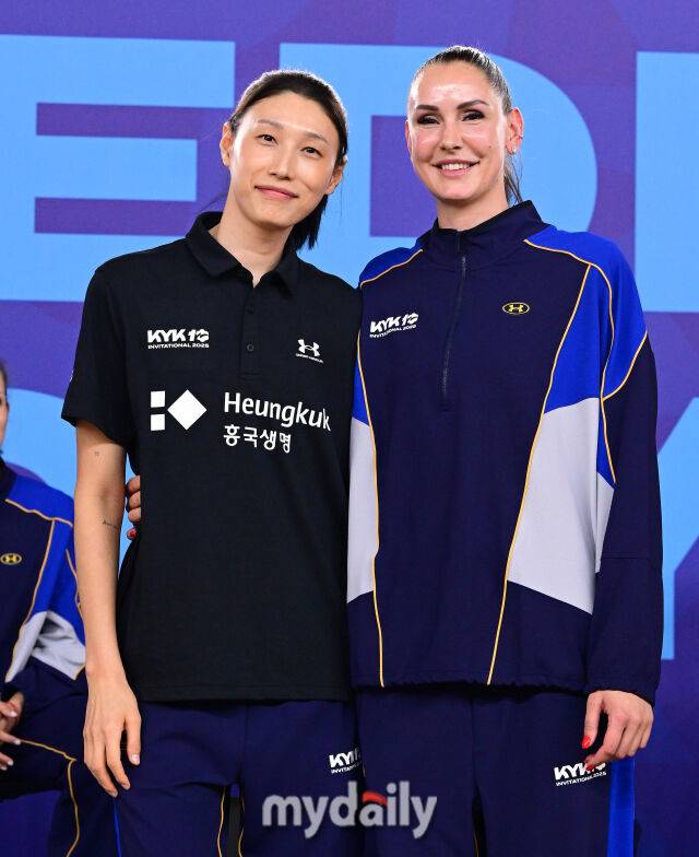 2025년 5월 16일 오후 인천 삼산월드체육관 보조경기장에서 'KYK 인비테이셔널 2025' 미디어데이가 열렸다. 김연경과 나칼리아 곤차로바(러시아)이 인사하고 있다./인천 = 유진형 기자