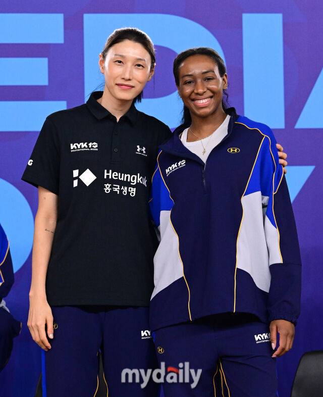 2025년 5월 16일 오후 인천 삼산월드체육관 보조경기장에서 'KYK 인비테이셔널 2025' 미디어데이가 열렸다. 김연경과 치아카 오그보구(미국)가 인사하고 있다./인천 = 유진형 기자