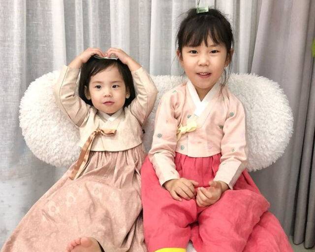 유진과 기태영의 딸 로희의 용돈이 알려져 눈길을 끌고 있다. / 온라인 커뮤니티 캡처