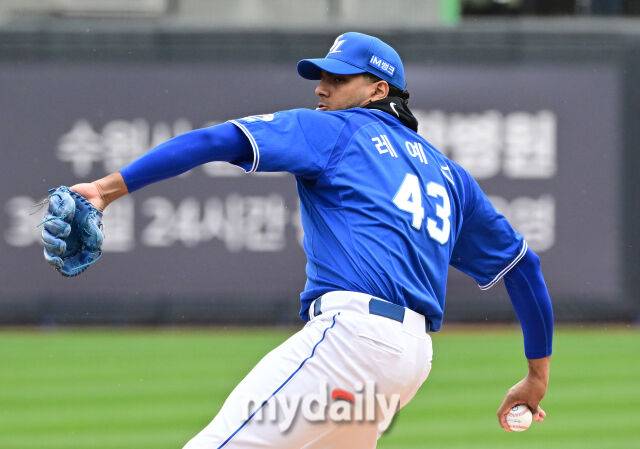 2025년 4월 13일 오후 경기도 수원KT위즈파크 진행된 '2025 신한 SOL뱅크 KBO 리그' 삼성 라이온즈와 KT 위즈의 경기. 삼성 선발투수 레예스가 역투하고 있다./마이데일리