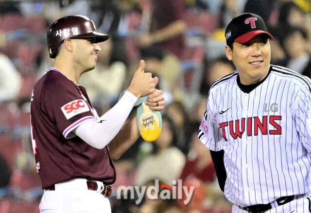 헤드샷을 맞은 키움 카디네스가 환하게 웃으며 그라운드 분위기를 바꾸고 있다 / 잠실 = 유진형 기자 zolong@mydaily.co.kr