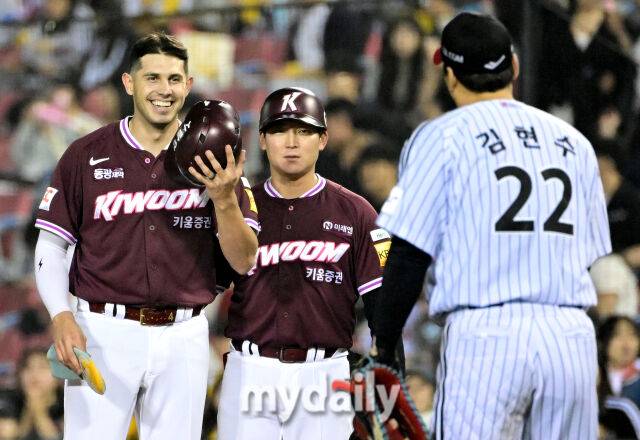 헤드샷을 맞은 키움 카디네스가 환하게 웃으며 그라운드 분위기를 바꾸고 있다 / 잠실 = 유진형 기자 zolong@mydaily.co.kr