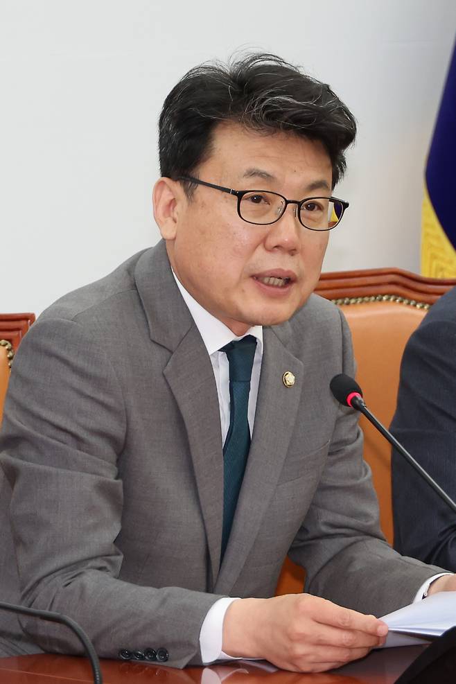 더불어민주당 진성준 정책위의장이 지난달 29일 서울 여의도 국회에서 열린 원내대책회의에서 발언하고 있다. [연합]