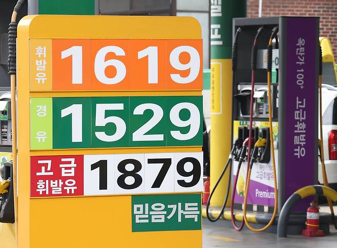 이번 주 국내 주유소 휘발유 주간 평균 가격이 13주 만에 상승 전환했다. 10일 한국석유공사 유가정보시스템 오피넷에 따르면 5월 첫째 주(4∼8일) 전국 주유소 휘발유 평균 판매가는 직전 주 대비 L당 4.3원 오른 1639.8원이었다. 사진은 11일 오전 서울 시내 한 주유소의 가격 안내문. [연합]