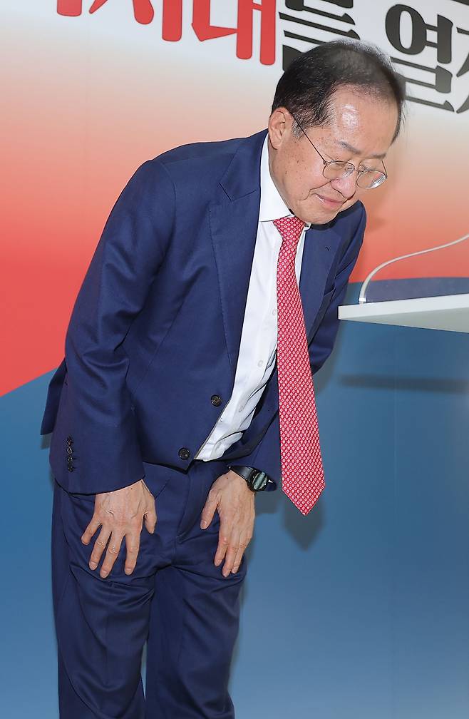 국민의힘 대선 후보 2차 경선에서 탈락한 홍준표 후보가 지난 29일 서울 여의도 대하빌딩 선거 캠프 사무실에서 정계 은퇴 관련 기자회견을 마친 뒤 인사하던 모습. <연합>