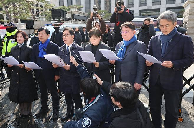 김기표(왼쪽 다섯번째) 더불어민주당 의원 등 국회 법제사법위윈회 소속 더불어민주당 의원들이 지난 3월 서울 종로구 헌법재판소 앞에서 ‘피청구인 윤석열, 조속한 파면 결정 청원서’ 제출 기자회견을 하고 있다. [연합]