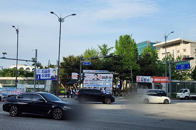 지난 14일 오후 인천광역시 미추홀구 인하대역 앞 사거리에 이재명 더불어민주당·김문수 국민의힘·이준석 개혁신당 대선 후보의 선거 유세 현수막이 각각 걸려있다.  이영기 기자