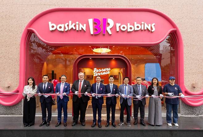 16일 배스킨라빈스 ‘청담점’ 오픈 기념행사에서 참석자들이 기념촬영을 하고 있다. 왼쪽부터 오유진 주한 미국대사관 위원, 김형수 주한미국상공회의소 상무, 김대일 섹타나인 대표이사, 제프리 존스 로날드 맥도날드 하우스 회장, 허희수 SPC그룹 부사장, 김건호 삼양홀딩스 사장, 도세호 비알코리아 대표이사, 이상훈 삼양사 부사장, 샤나 리 주한 미국대사관 외교관. [SPC 배스킨라빈스 제공]