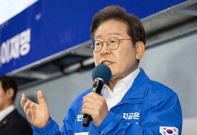 더불어민주당 이재명 대선후보가 16일 전북 정읍시 정읍역 앞에서 열린 유세에서 지지를 호소하는 연설을 하고 있다. 2025.5.16 [공동취재] [연합]