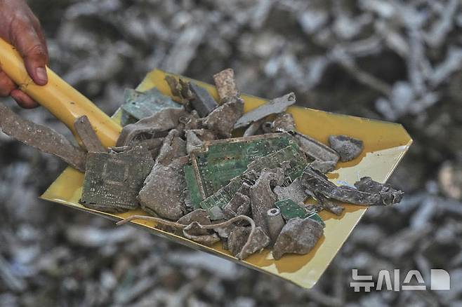 [방콕=AP/뉴시스]14일 태국 공무원들이 방콕 항구에서 압수한 미국발 불법 수입 전자 폐기물을 보여주는 모습. 2025.5.15<font style="vertical-align: inherit;"><font style="vertical-align: inherit;"></font></font>