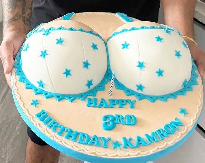 [서울=뉴시스] 영국의 한 여성이 3살 아이에게 가슴 모양 케이크를 선물해 화제다. (출처=뉴욕포스트) 2025.05.15. photo@newsis.com *재판매 및 DB 금지