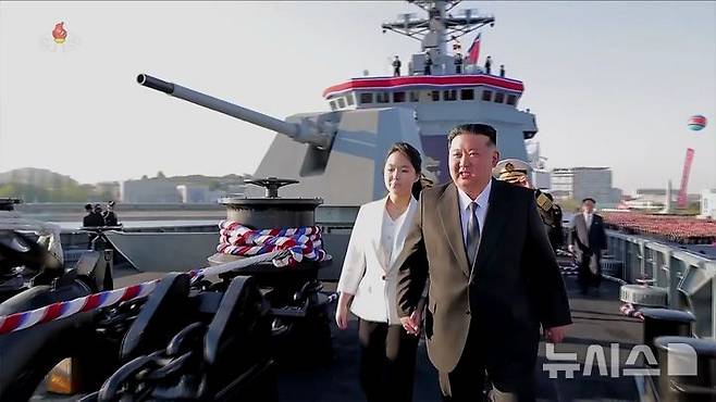 [서울=뉴시스] 북한의 5,000t급 신형다목적구축함 '최현호' 진수식이 지난달 25일 북한 김정은 국무위원장과 딸 주애가 참석한 가운데 남포조선소에서 진행됐다고 조선중앙TV가 26일 보도했다. 북한이 청진항에서 최현호와 같은 5000t급 구축함을 곧 진수할 예정이다. (사진=조선중앙TV 캡쳐) 2025.05.16. photo@newsis.com