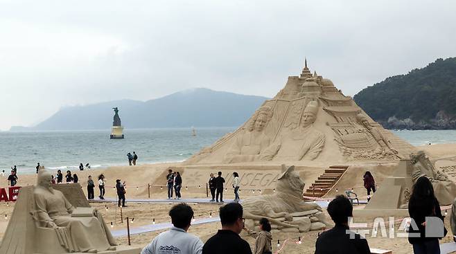 [부산=뉴시스] 하경민 기자 = 15일 부산 해운대구 해운대해수욕장을 찾은 시민과 관광객들이 다양한 모래조각 작품을 구경하고 있다. 해운대구는 오는 16~19일 '2025년 해운대 모래축제'를 개최한다. 올해 20주년을 맞은 모래축제는 '모래로 만나는 K-컬처'를 주제로 14명의 해외 모래 작가가 제작한 총 20여 개의 작품을 선보인다. 모래작품들은 축제 기간 이후인 오는 6월8일까지 전시될 예정이다. 2025.05.15. yulnetphoto@newsis.com