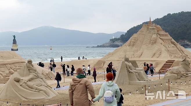 [부산=뉴시스] 하경민 기자 = 15일 부산 해운대구 해운대해수욕장을 찾은 시민과 관광객들이 다양한 모래조각 작품을 구경하고 있다. 해운대구는 오는 16~19일 '2025년 해운대 모래축제'를 개최한다. 올해 20주년을 맞은 모래축제는 '모래로 만나는 K-컬처'를 주제로 14명의 해외 모래 작가가 제작한 총 20여 개의 작품을 선보인다. 모래작품들은 축제 기간 이후인 오는 6월8일까지 전시될 예정이다. 2025.05.15. yulnetphoto@newsis.com