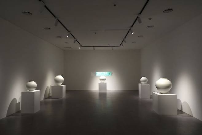 강민수 작가 작품 전시 전경(사진=한국도자재단 제공) *재판매 및 DB 금지