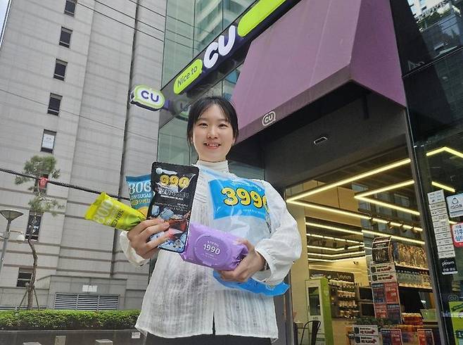 [서울=뉴시스] 편의점 CU가 고물가가 이어지는 가운데, 1000원 미만 가격 제품을 연달아 내놓고 초특가 전략을 강화한다고 8일 밝혔다. (사진=BGF리테일 제공) *재판매 및 DB 금지