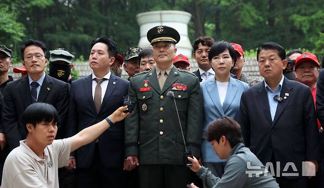 [서울=뉴시스] 김선웅 기자 = 박정훈 해병대 대령이 16일 서울 서초구 서울고등법원에서 열린 채상병 사건 관련 항소심 2차 공판준비기일에 출석하고 있다. 2025.05.16. mangusta@newsis.com