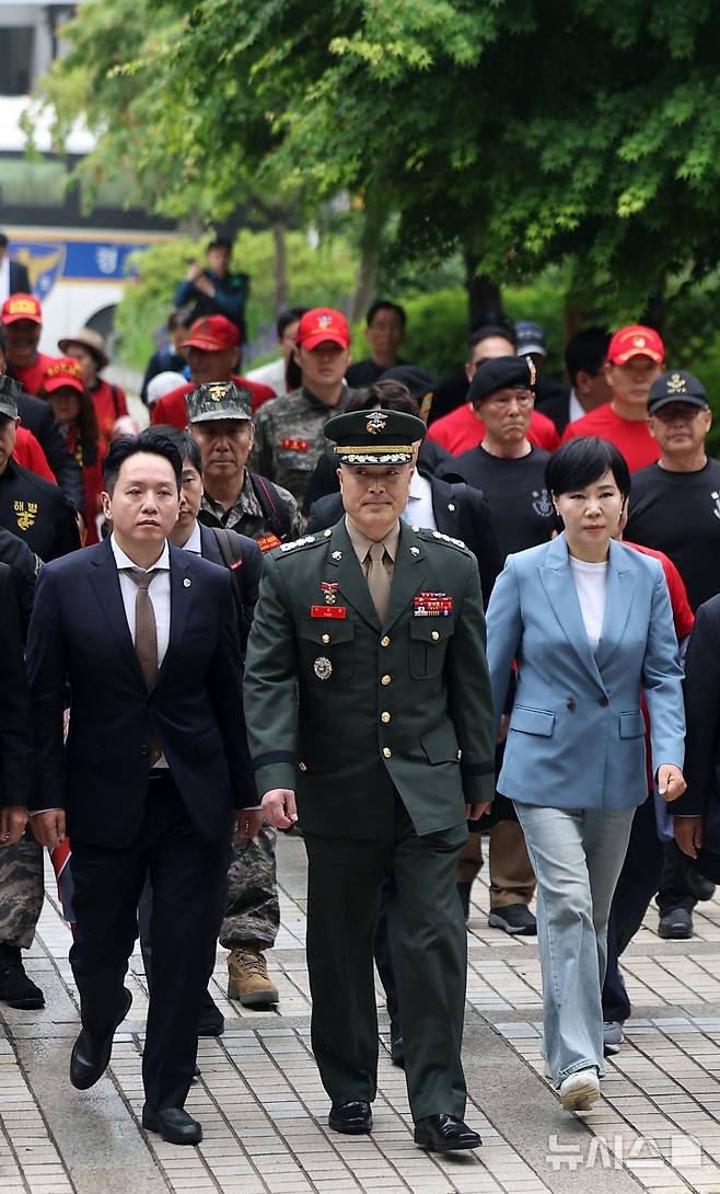 [서울=뉴시스] 김선웅 기자 = 박정훈 해병대 대령이 16일 서울 서초구 서울고등법원에서 열린 채상병 사건 관련 항소심 2차 공판준비기일에 출석하고 있다. 2025.05.16. mangusta@newsis.com