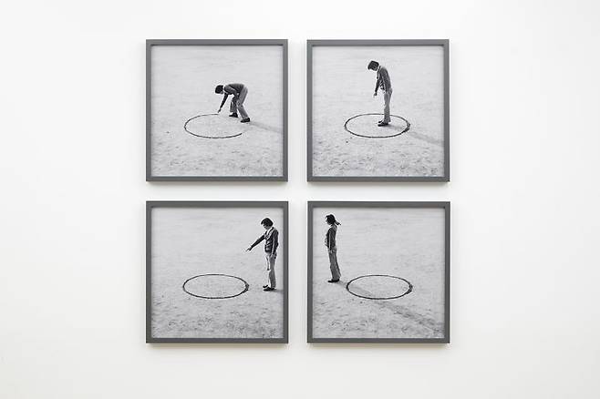 이건용, 〈장소의 논리〉, 1975년 퍼포먼스, 2019년 프린트, C-프린트, 49×49cm(×4개), ed.3/12, 서울시립미술관 소장.  *재판매 및 DB 금지