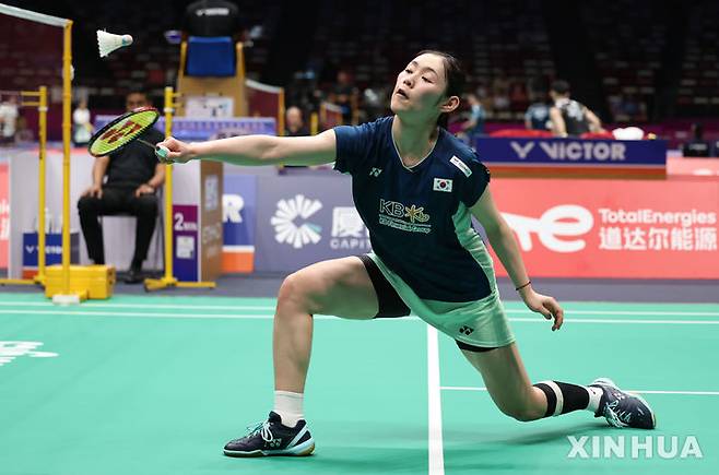 [샤먼=신화/뉴시스] 심유진이 27일(현지 시간) 중국 푸젠성 샤먼 펑항체육관에서 열린 2025 세계배드민턴연맹(BWF) 수디르만컵(혼합단체선수권) 체코와 조별 리그 B조 1차전 여자 단식 1경기에서 테레자 슈바비코바와 경기하고 있다. 심유진이 2-0(21-15 21-10)으로 이겼고 한국이 합산 점수 4-1로 승리했다. 2025.04.28.