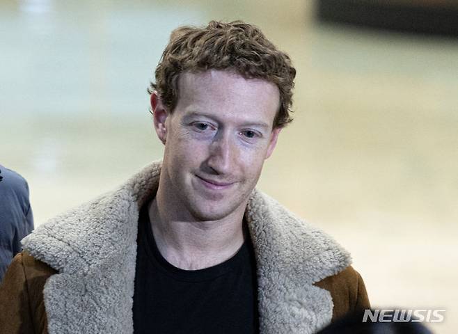 [서울=뉴시스] 마크 저커버그의 '메타'가 AI(인공지능) 챗봇 개발에 100조원 이상을 쏟아붓고 있지만, 차세대 대표 AI 모델인 '베헤모스'가 '성능 부족'을 이유로 출시를 연기했다고 15일(현지 시간) 월스트리트저널이 보도했다. 사진은 마크 저커버그 메타 최고경영자(CEO)의 모습. 2025.05.16.