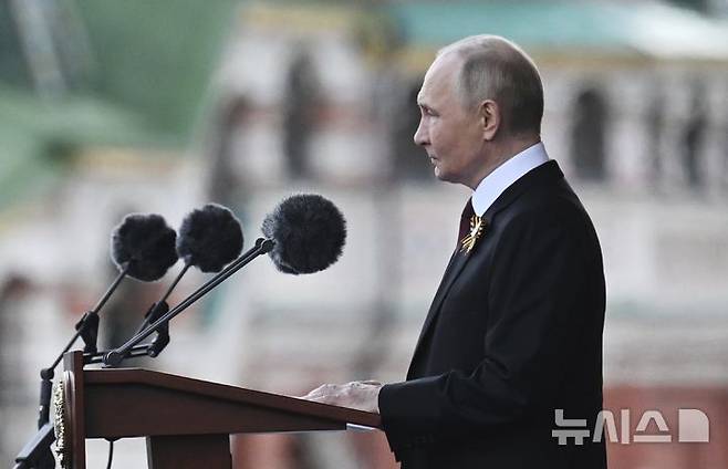 [모스크바=AP/뉴시스] 블라디미르 푸틴 러시아 대통령이 2025년까지 적용되는 현 국방계획(defense plan)을 2년 연장했다고 러시아 언론이 보도했다. 사진은 푸틴 대통령이 지난 9일(현지 시간) 러시아 모스크바 붉은광장에서 열린 제2차 세계대전 승리 80주년(전승절) 기념 열병식에서 연설하는 모습. 2025.05.09.