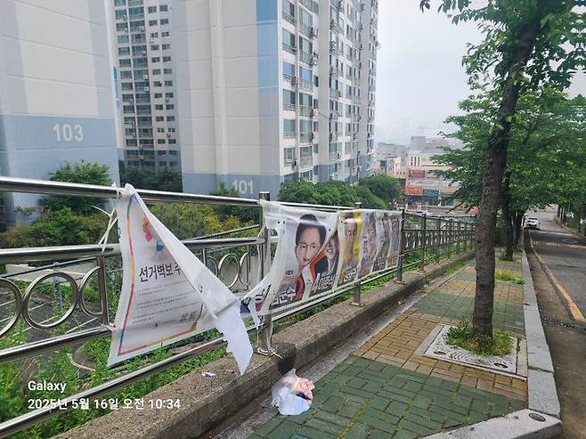 [부산=뉴시스] 16일 오전 부산 사상구의 한 아파트 정문 앞에 걸린 선거 벽보가 훼손된 채 발견됐다. (사진=더불어민주당 부산선거대책위원회 제공) 2025.05.16. photo@newsis.com *재판매 및 DB 금지