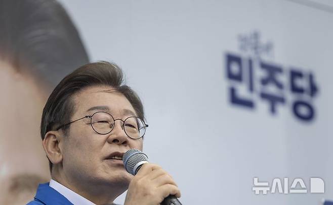 [익산=뉴시스] 조성우 기자 = 이재명 더불어민주당 대선후보가 16일 전북 익산시 익산역 동부광장에서 열린 유세에서 지지를 호소하고 있다. (공동취재) 2025.05.16. photo@newsis.com