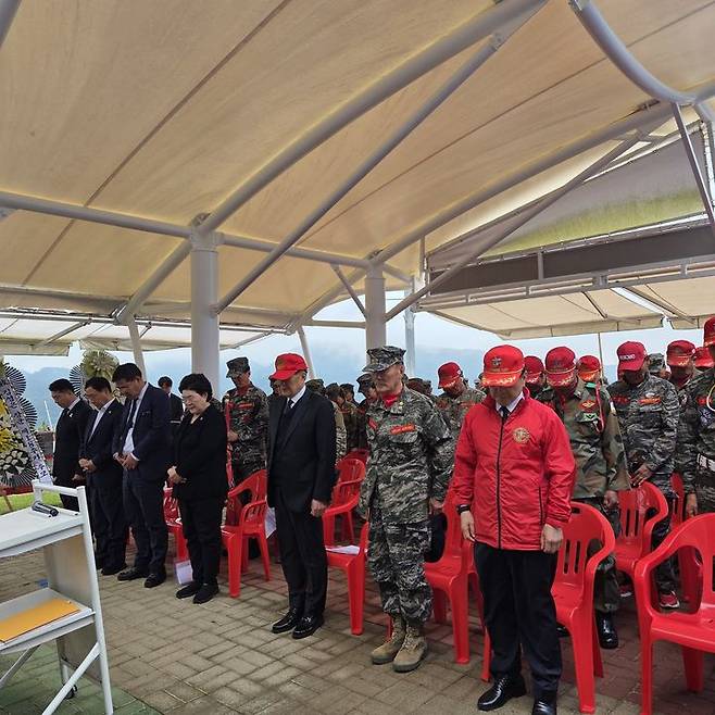 [통영=뉴시스] 신정철 기자= 통영시는 지난 15일 무전동 원문공원 내 통영상륙작전기념관에서 보훈단체, 기념사업회, 경북기계공업고등학교 군특성화반 학생들, 통영시 및 통영시의회 관계자 등 100여 명이 참석한 가운데 故 김성은 장군의 제18주기 추모제를 거행했다.(사진=통영시 제공).2025.05.16. photo@newsis.com *재판매 및 DB 금지