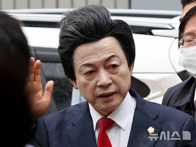 [의정부=뉴시스] 조수정 기자 = 신도 성추행·사기 등 혐의를 받는 허경영 국가혁명당 명예대표가 16일 오후 경기 의정부시 의정부 지방법원에서 열린 영장실질심사에 출석하고 있다. 2025.05.16. chocrystal@newsis.com