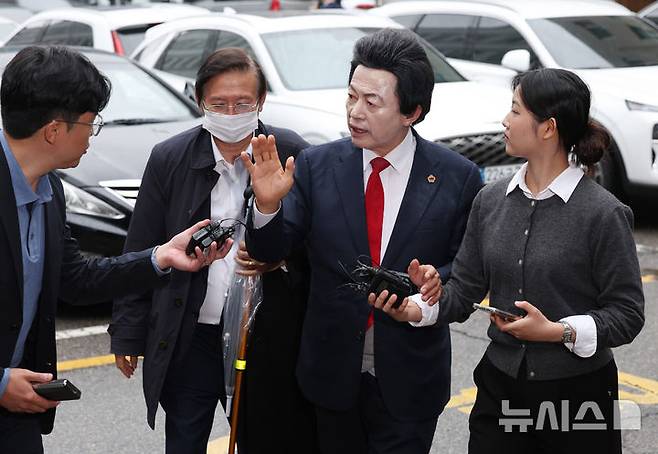 [의정부=뉴시스] 조수정 기자 = 신도 성추행·사기 등 혐의를 받는 허경영 국가혁명당 명예대표가 16일 오후 경기 의정부시 의정부 지방법원에서 열린 영장실질심사에 출석하고 있다. 2025.05.16. chocrystal@newsis.com