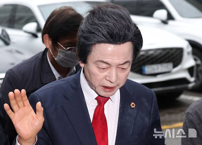 [의정부=뉴시스] 조수정 기자 = 신도 성추행·사기 등 혐의를 받는 허경영 국가혁명당 명예대표가 16일 오후 경기 의정부시 의정부 지방법원에서 열린 영장실질심사에 출석하고 있다. 2025.05.16. chocrystal@newsis.com