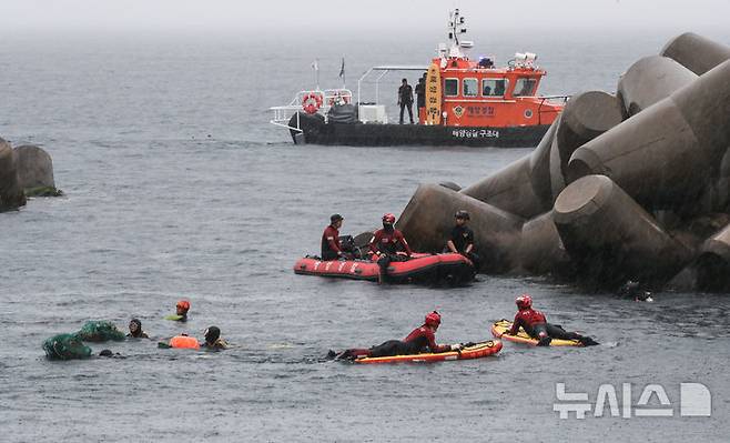 [제주=뉴시스] 우장호 기자 = 16일 오후 제주시 탑동방파제 해상에서 열린 제주해양경찰서와 제주소방서, 해녀구조대가 포함된 해양재난구조대가 참가한 민관 합동 해상 수색 구조훈련에서 해녀구조대가 익수자 발생을 가정한 인명 구조 훈련을 하고 았다. 2025.05.16. woo1223@newsis.com