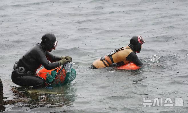 [제주=뉴시스] 우장호 기자 = 16일 오후 제주시 탑동방파제 해상에서 열린 제주해양경찰서와 제주소방서, 해녀구조대가 포함된 해양재난구조대가 참가한 민관 합동 해상 수색 구조훈련에서 해녀구조대가 익수자 발생을 가정한 인명 구조 훈련을 하고 았다. 2025.05.16. woo1223@newsis.com