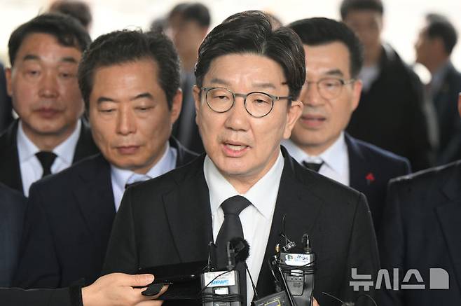 [광주=뉴시스] 박기웅 기자 = 권성동 국민의힘 공동선대위원장이 16일 오후 광주 북구 운정동 국립5·18민주묘지를 방문해 참배한 뒤 민주의문에서 기자들과 만나 질의응답을 하고 있다. 2025.05.16. pboxer@newsis.com