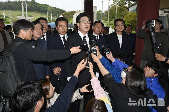 [광주=뉴시스] 박기웅 기자 = 권성동 국민의힘 공동선대위원장이 16일 오후 광주 북구 운정동 국립5·18민주묘지를 방문해 참배한 뒤 민주의문에서 기자들과 만나 질의응답을 하고 있다. 2025.05.16. pboxer@newsis.com