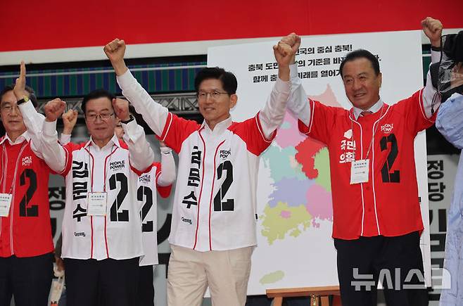 [청주=뉴시스] 조성봉 기자 = 김문수 국민의힘 대선후보가 16일  충북 청주시 올리브영 청주타운 앞에서 열린 집중 유세에서 시민들에게 지지를 호소하고 있다. (공동취재) 2025.05.16. photo@newsis.com