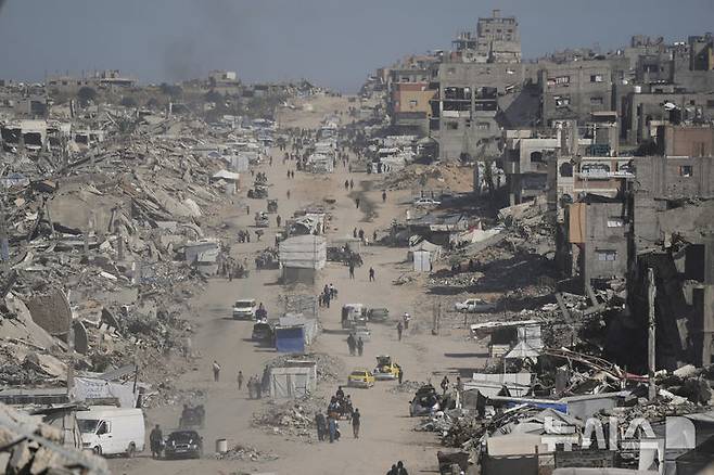 [자발리아(가자지구)=AP/뉴시스]가자지구에서 이스라엘의 군사작전이 계속되는 가운데 베이트 라히아를 탈출한 팔레스타인인들이 16일 가자지구 북부 자발리아에 도착하고 있다. 도널드 트럼프 미 대통령의 중동 순방이 마무리되는 16일 새벽 이스라엘의 공습으로 가자지구에서 최소 64명이 숨지는 등 트럼프의 중동 순방 나흘 동안 약 190명이 사망했다. 2025.05.16.