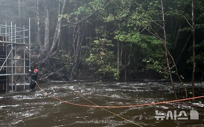 [제주=뉴시스] 많은 비가 내린 16일 오후 제주 서귀포시 악근천에서 소방당국이 불어난 하천에 고립된 60대를 구조하고 있다. (사진=제주소방안전본부 제공) 2025.05.16. photo@newsis.com