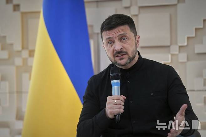 [앙카라=AP/ 뉴시스] 볼로디미르 젤렌스키 우크라이나 대통령은 16일(현지 시간) 튀르키예 이스탄불에서 열린 러시아와의 협상에서 “최우선 순위는 완전하고 무조건적이며 정직한 휴전”이라고 말했다. 사진은 젤렌스키 대통령이 15일 튀르키예 앙카라 주재 우크라이나 대사관에서 기자회견하고 있는 모습. 2025.05.16.