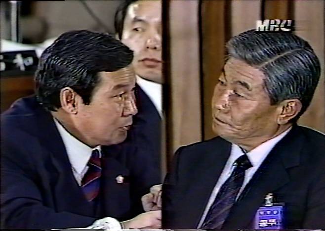 ▲ 5·18광주특위 17차 회의에서 조찬형 의원(좌)이 윤흥정 씨(우)를 신문하는 장면 (1988년 12월 8일)