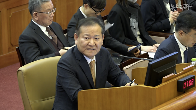 지난 2월 11일, '윤석열 탄핵심판 사건'의 증인으로 헌법재판소에 나온 이상민 전 행정안전부 장관의 모습.&nbsp;계엄 직후 '언론사 단전·단수 의혹'에 대해 아무 말도 하지 않던 그는 의혹이 알려지자 전혀 다른 모습을 보이기 시작했다.&nbsp;