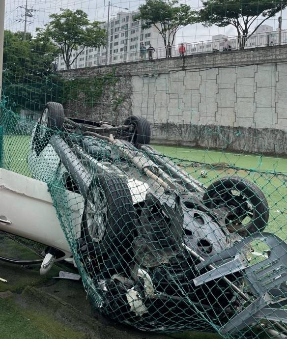 대구 동구서 승용차 추락사고 [화면제공=대구소방본부]